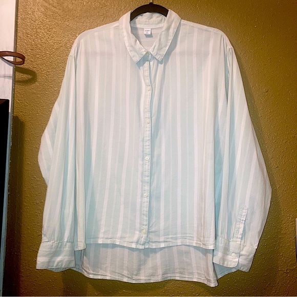 Women’s Old Navy button down shirt. - Picture 1 of 4